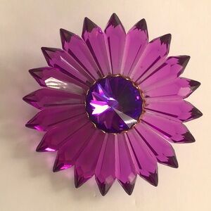 Vintage faceted acrylic flower pin brooch petals 2 1/2” diameter purple